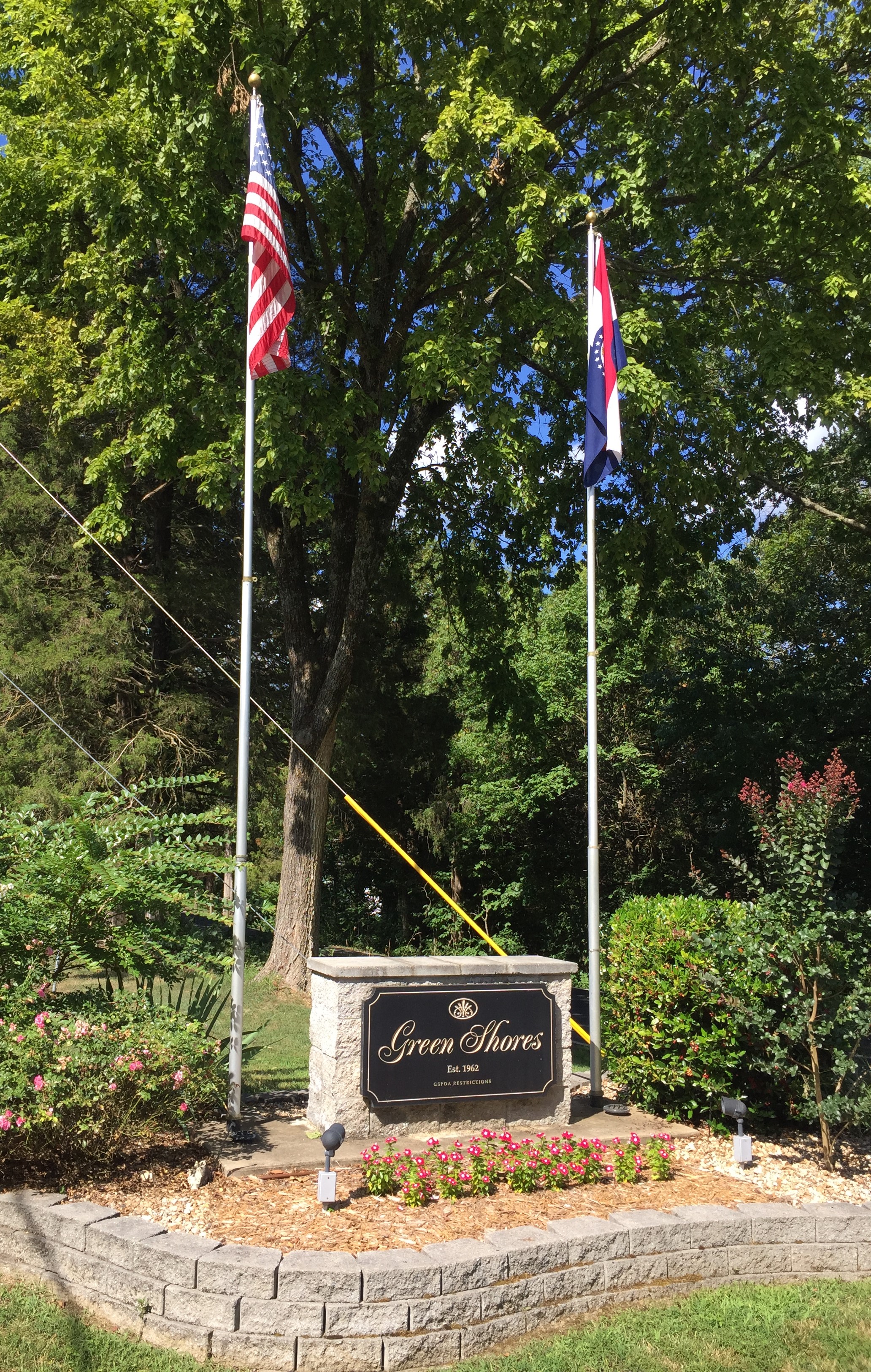 Green Shores entry plaza